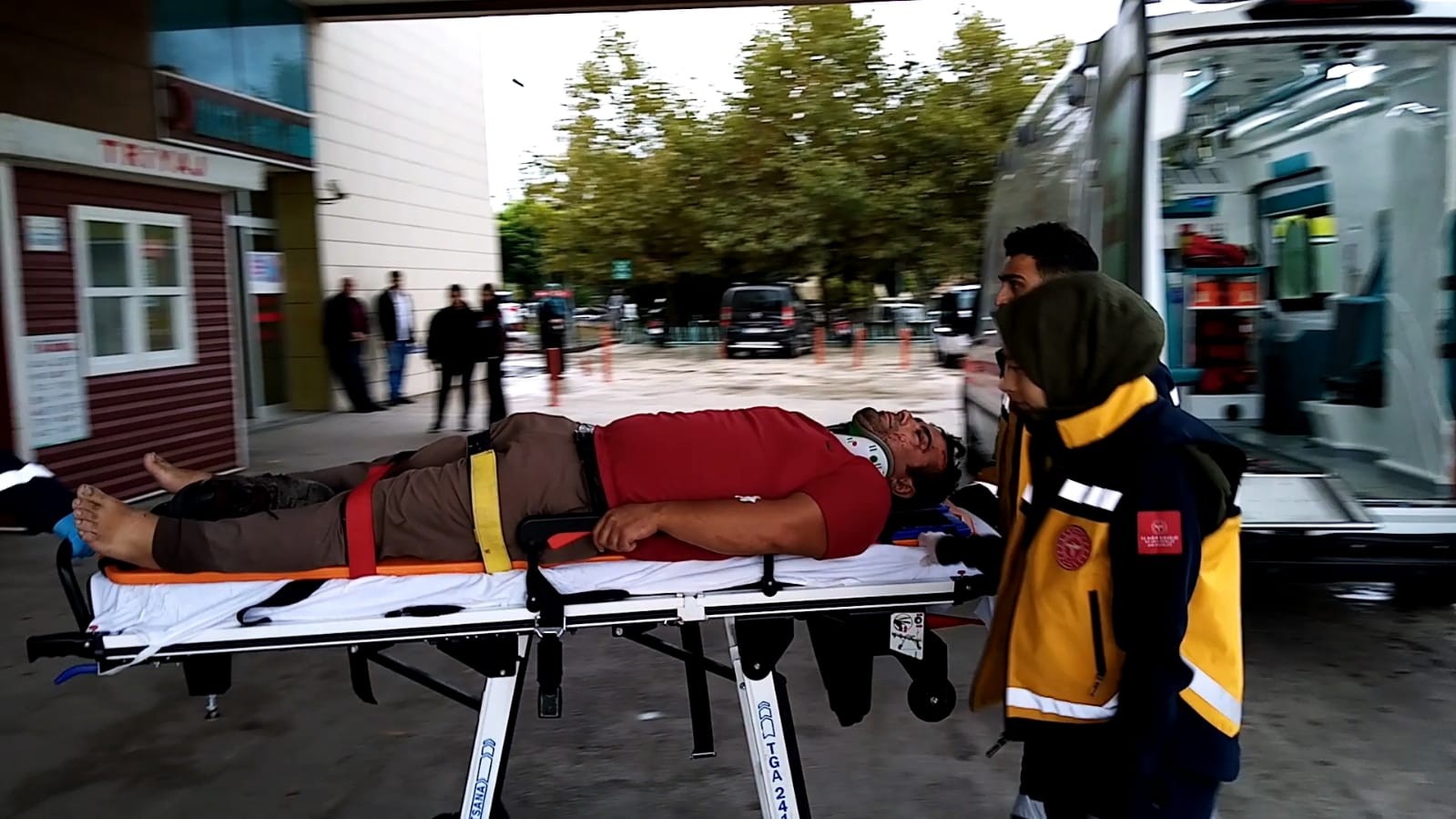 Yağışlı yolda kayan tır yamaca çarptı: 1 yaralı