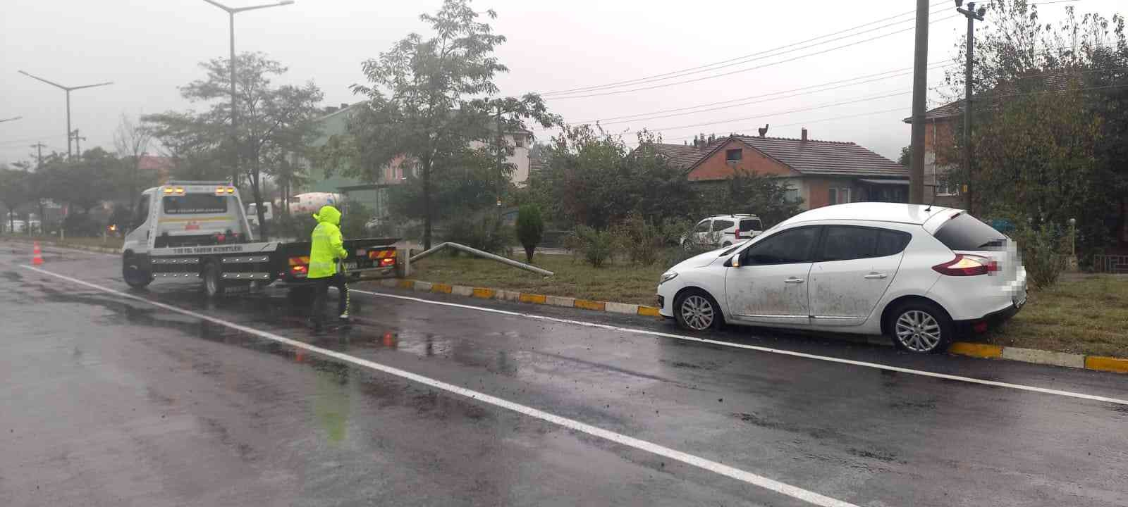 Direksiyon hakimiyetini kaybetti karşı şeride geçerken elektrik direğine çarptı