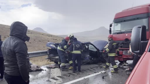 Kontrolden çıkan otomobil tırla çarpıştı: 1 ölü, 1 yaralı