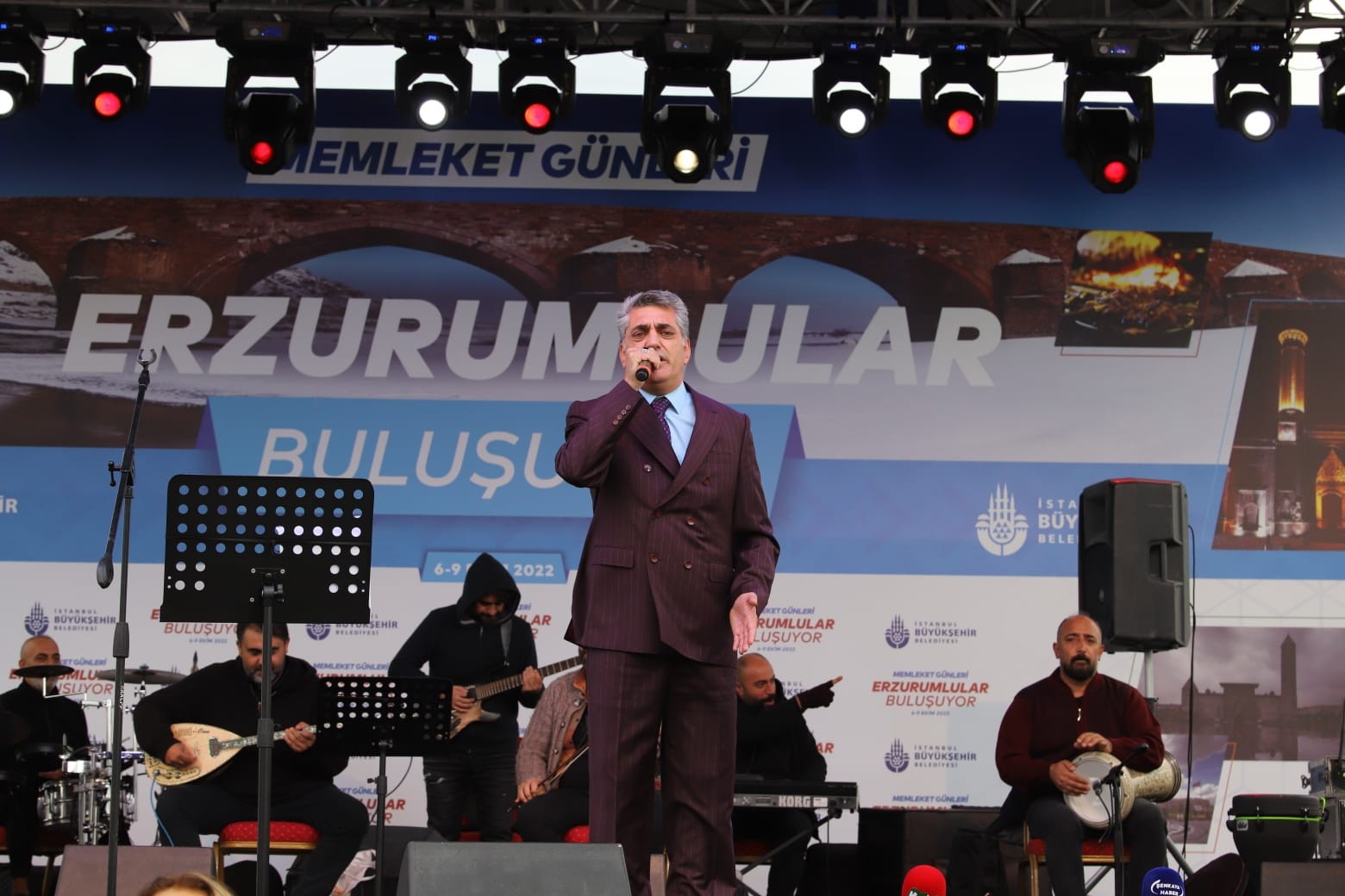 Vahit Alkır sahne performansıyla ayakta alkışlandı