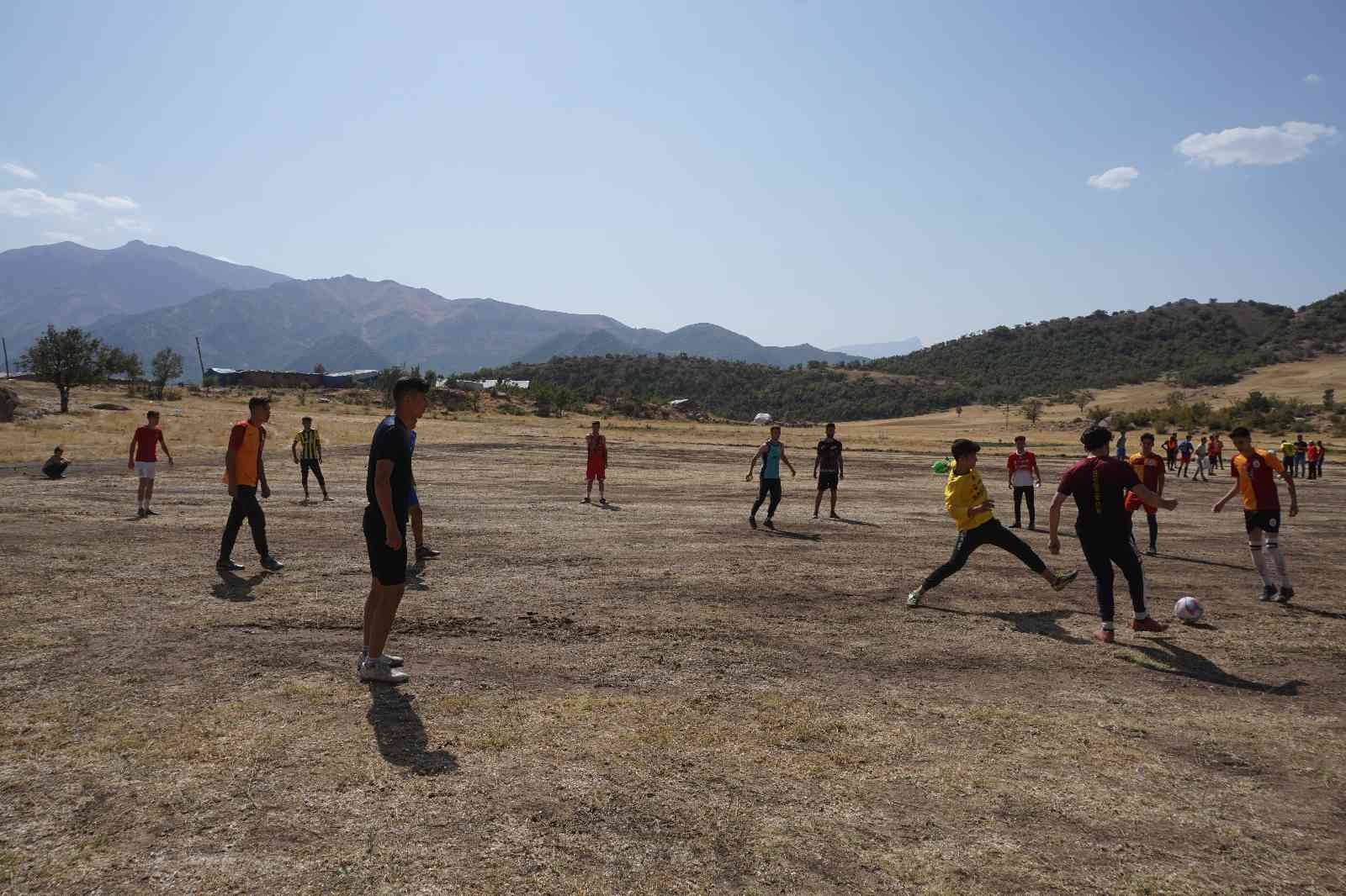 Kato Dağı’nda onlarca genç futbol aşkı için toprak sahada ter döküyor