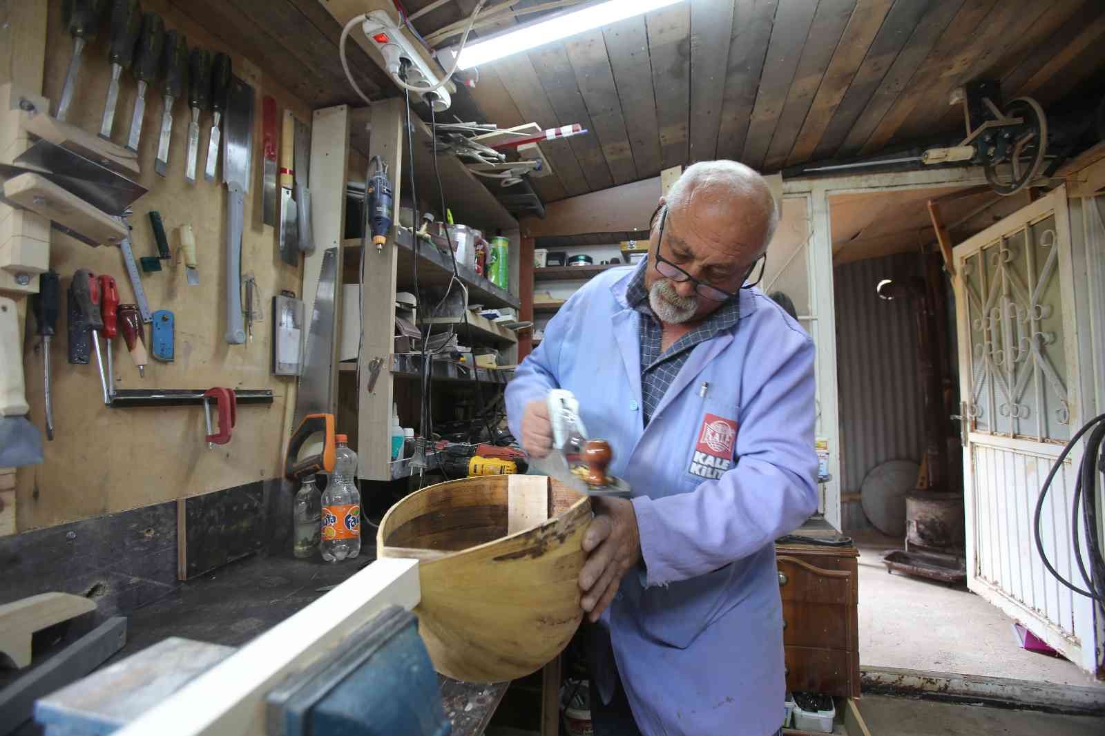 Bağlama çalmayı öğrenmeden bağlama yapmayı öğrendi