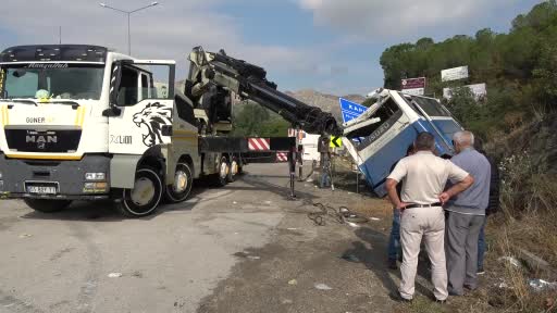 Amasya’da tır ile halk otobüsü çarpıştı, yolcu bulunmaması faciayı önledi