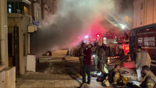 Sultangazi’de 12 katlı binada korkutan yangın: Dumandan etiklenen onlarca vatandaşı itfaiye ekipleri kurtardı