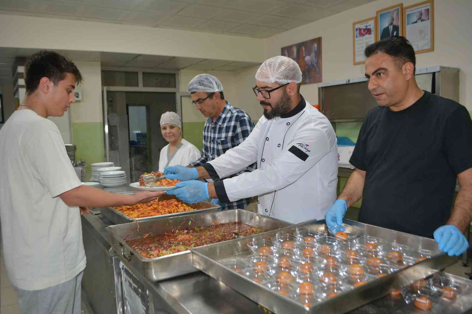 Stajdan dönen turizm ve ticaret öğrencilerine İtalyan Mutfağı sürprizi