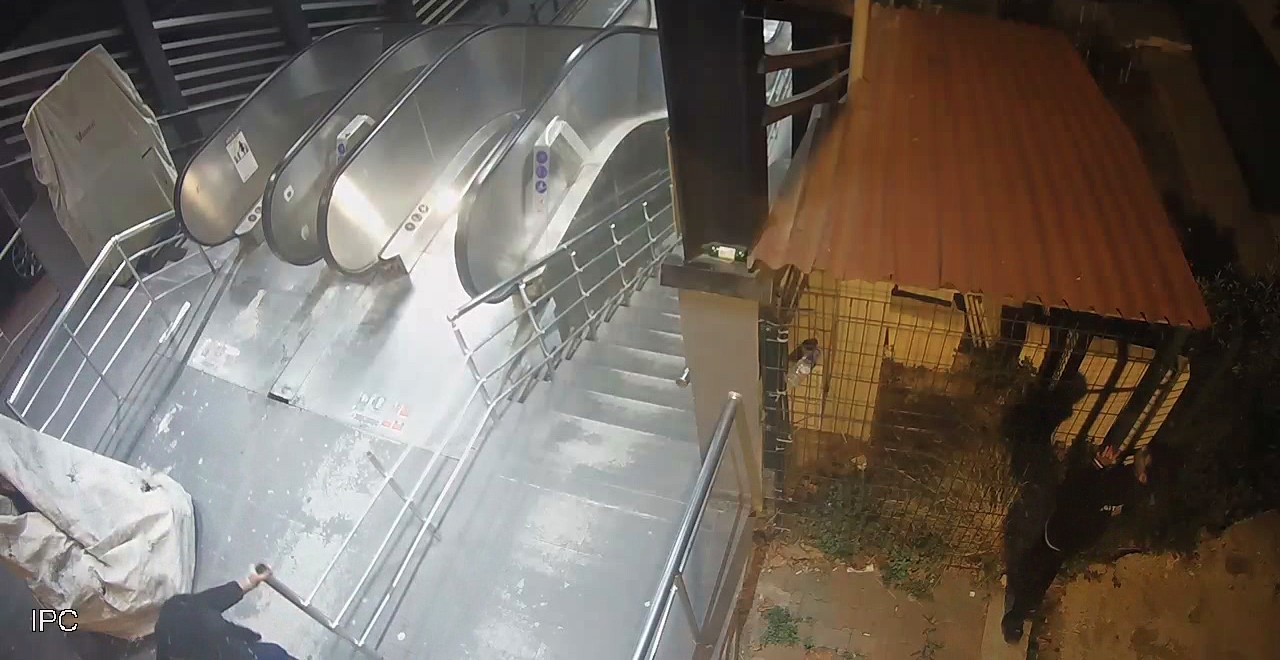 Kartal’da hırsızlar demir kapı çaldı, yürüyen merdivenleri kırdı
