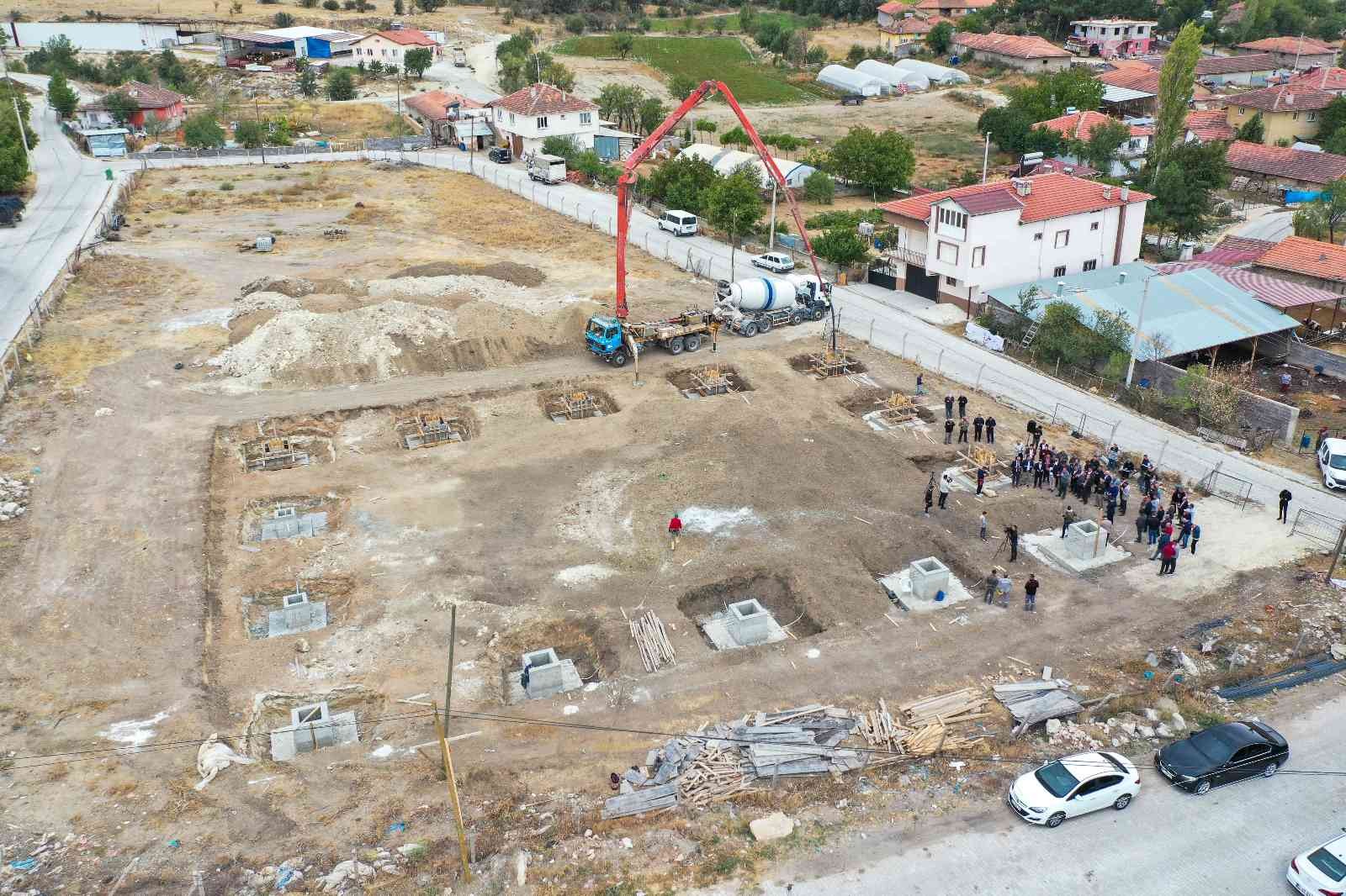 Uşak Belediyesi, Muharremşah Mahallesi’ne çok amaçlı spor salonu kazandırıyor