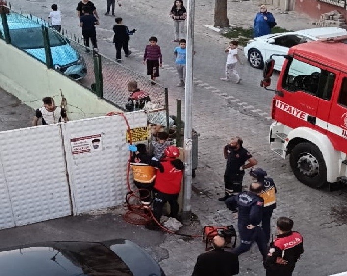 Demir kapıya ayağı sıkışan çocuğu itfaiye ekipleri kurtardı