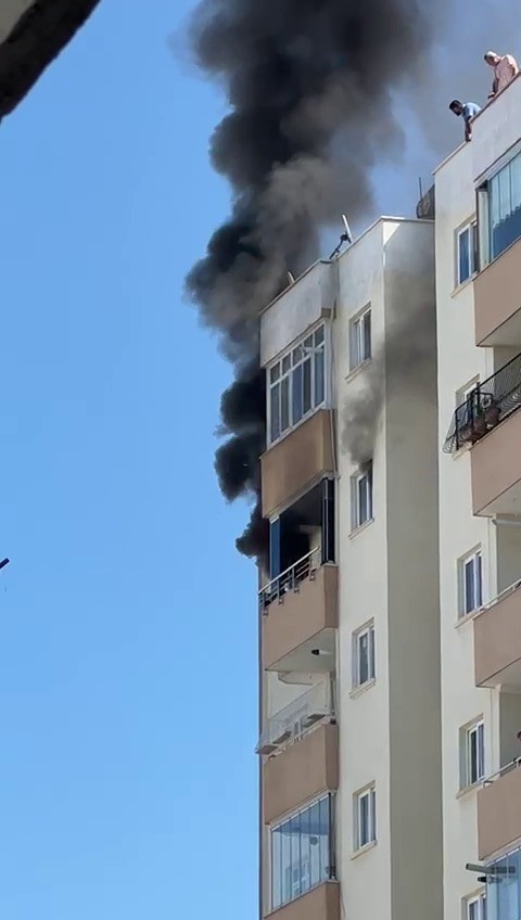 Apartmanın 10. katında yangın paniği