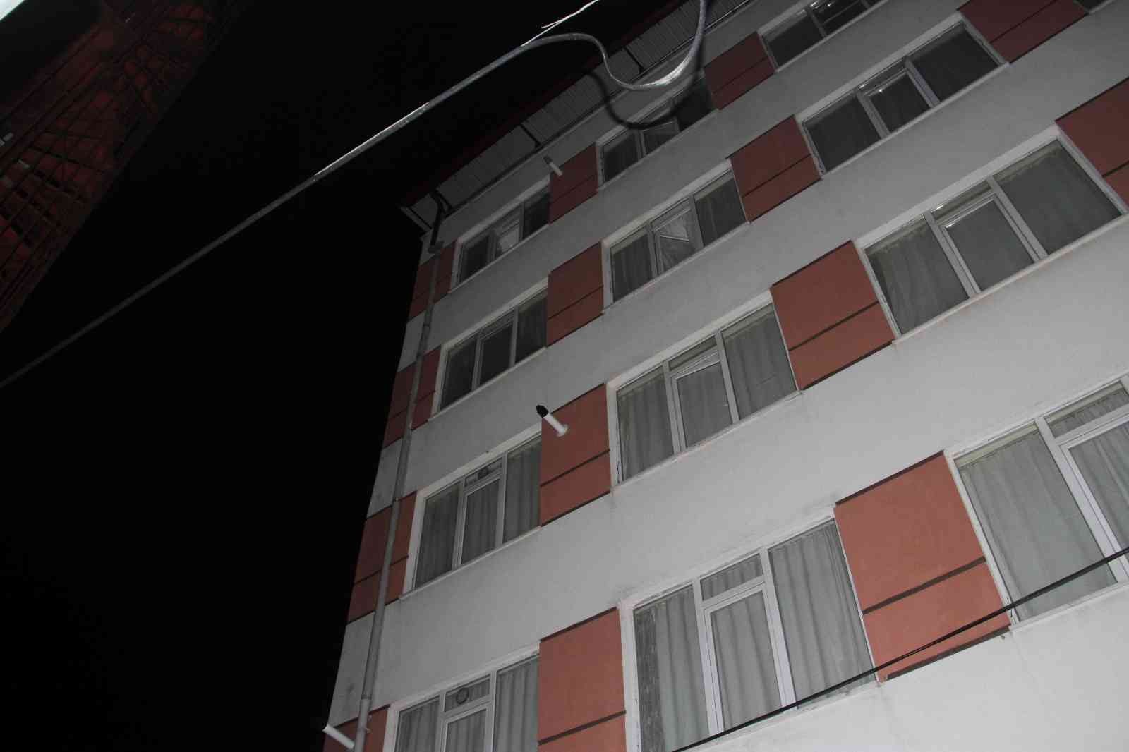 Apartmanın 4’üncü katından atlayan genç kız yaralı kurtuldu