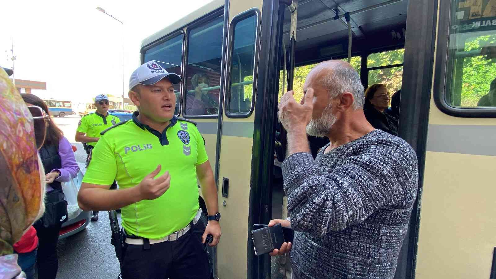 Polis, ayakta seyahat eden yolcuları tek tek indirdi