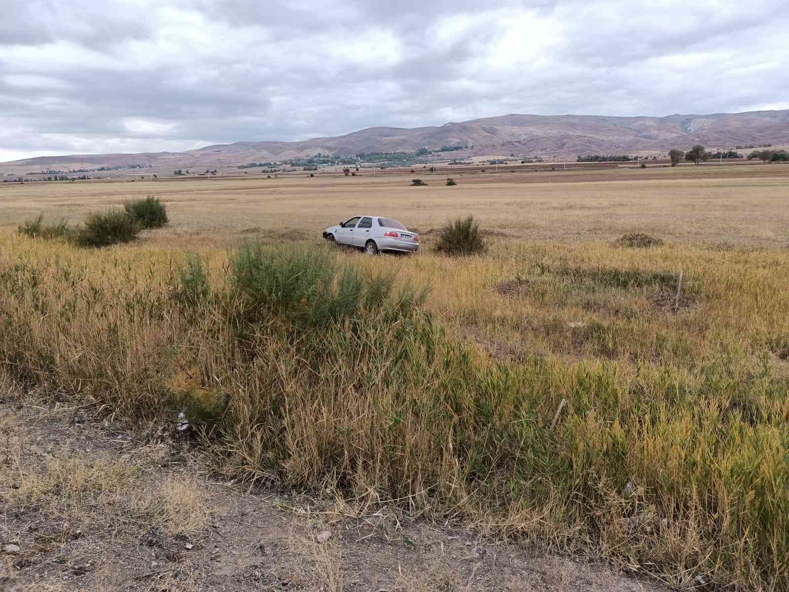 Sivas’ta yoldan çıkan otomobil tarlaya girdi: 3 yaralı