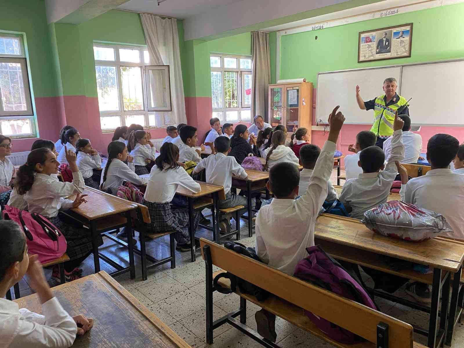 Besni’de öğrenci ve servis sürücülerine eğitim