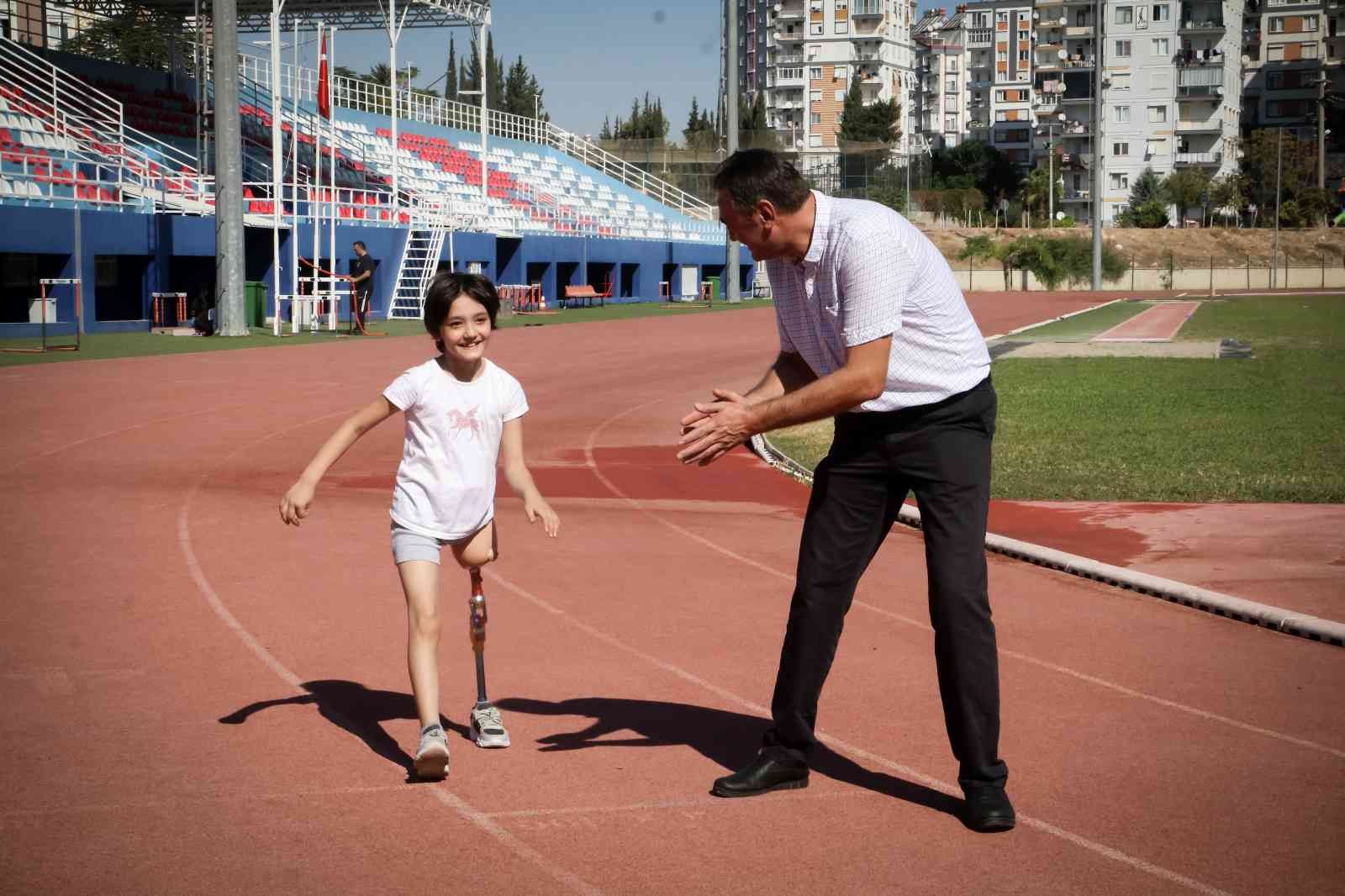 Minik Özge yeni protez bacaklarıyla hayallerine koştu