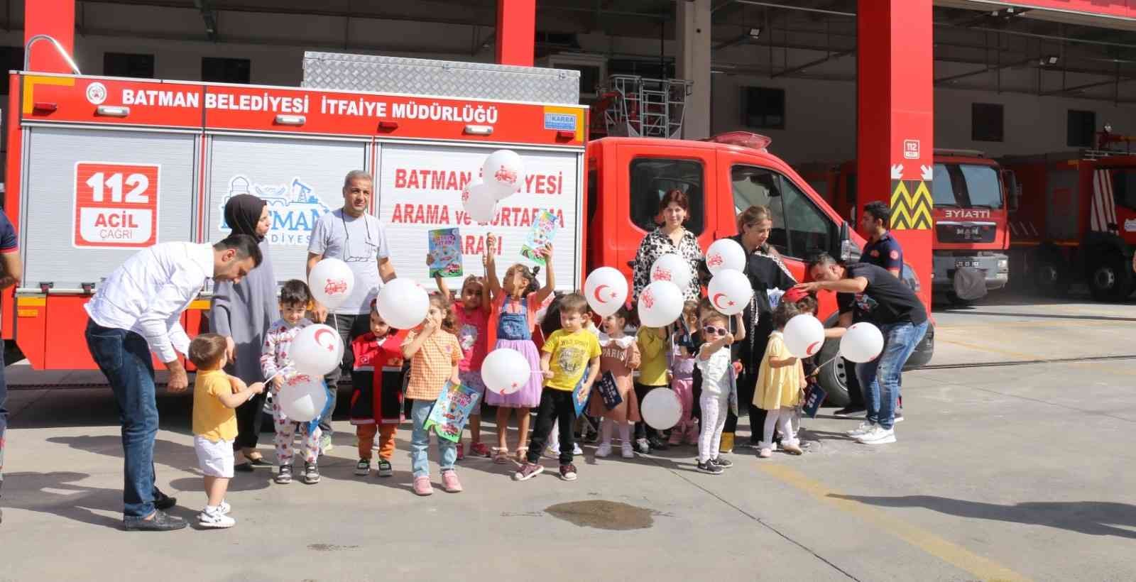 Minik afacanlar, itfaiyeci amcalarını sorularıyla terletti