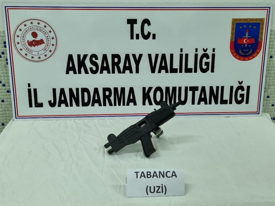 Aksaray’da jandarma restorandaki şahsın üzerinde uzi silah ele geçirdi