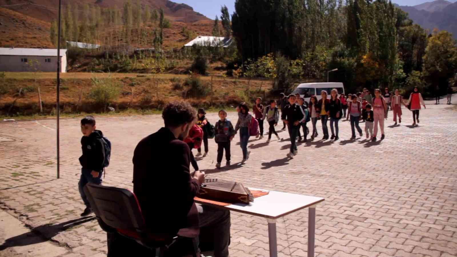 Müdür yardımcısı okula gelen öğrencileri santur ile karşılıyor