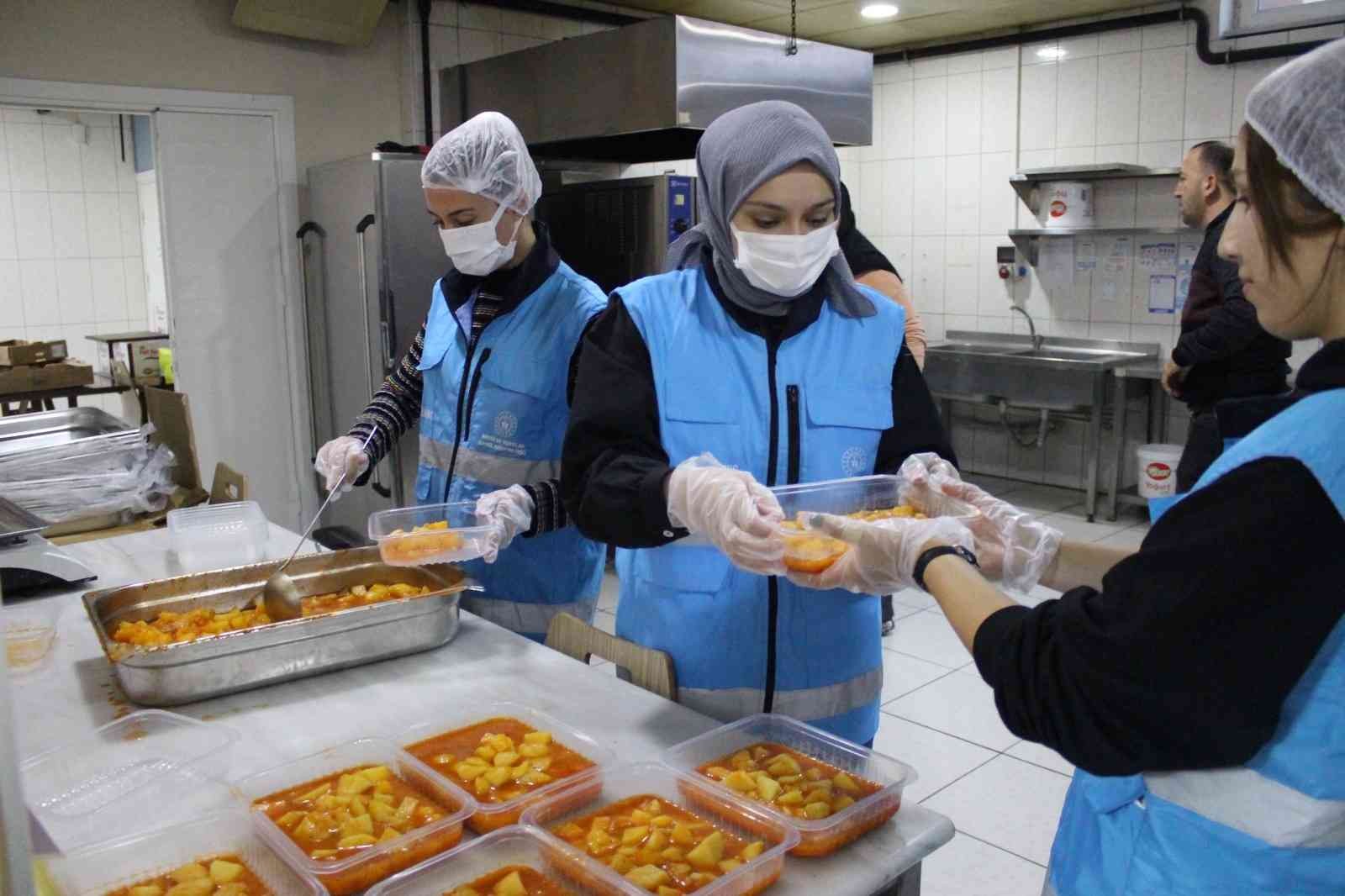 Yemekler ihtiyaç sahiplerine ulaştırılıyor