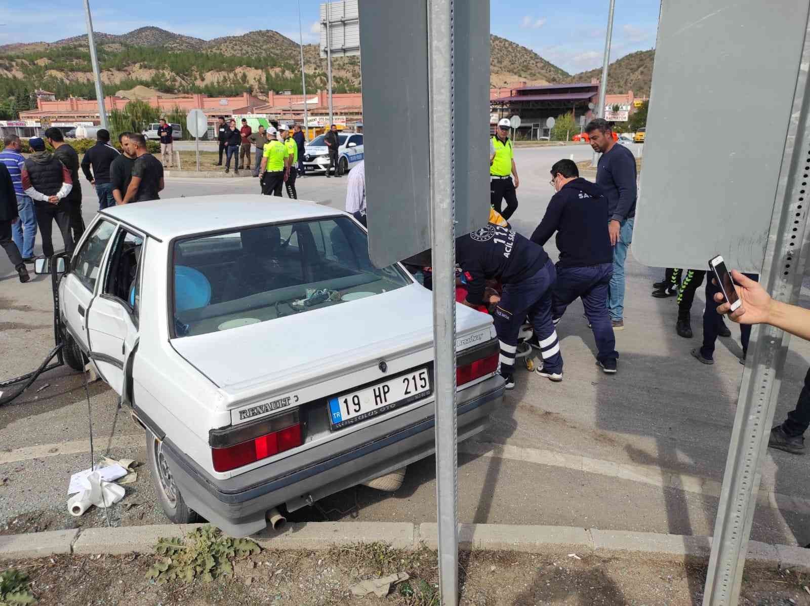 Osmancık’ta iki otomobil çarpıştı: 4 yaralı