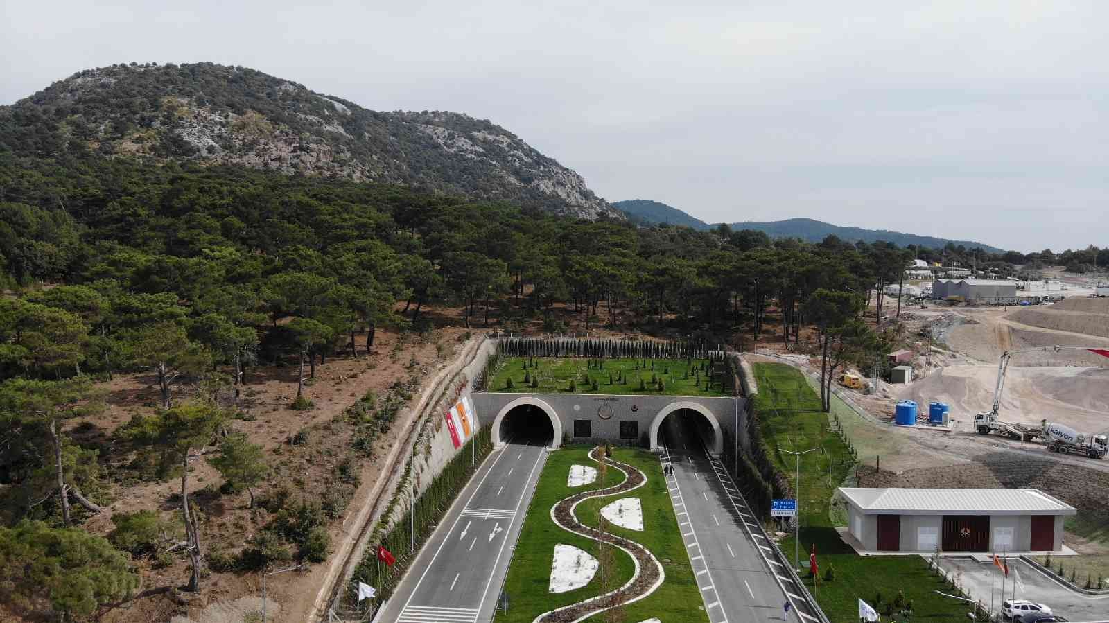 Cumhurbaşkanı Erdoğan’ın telekonferans katılımıyla Assos ve Troya tünelleri açıldı