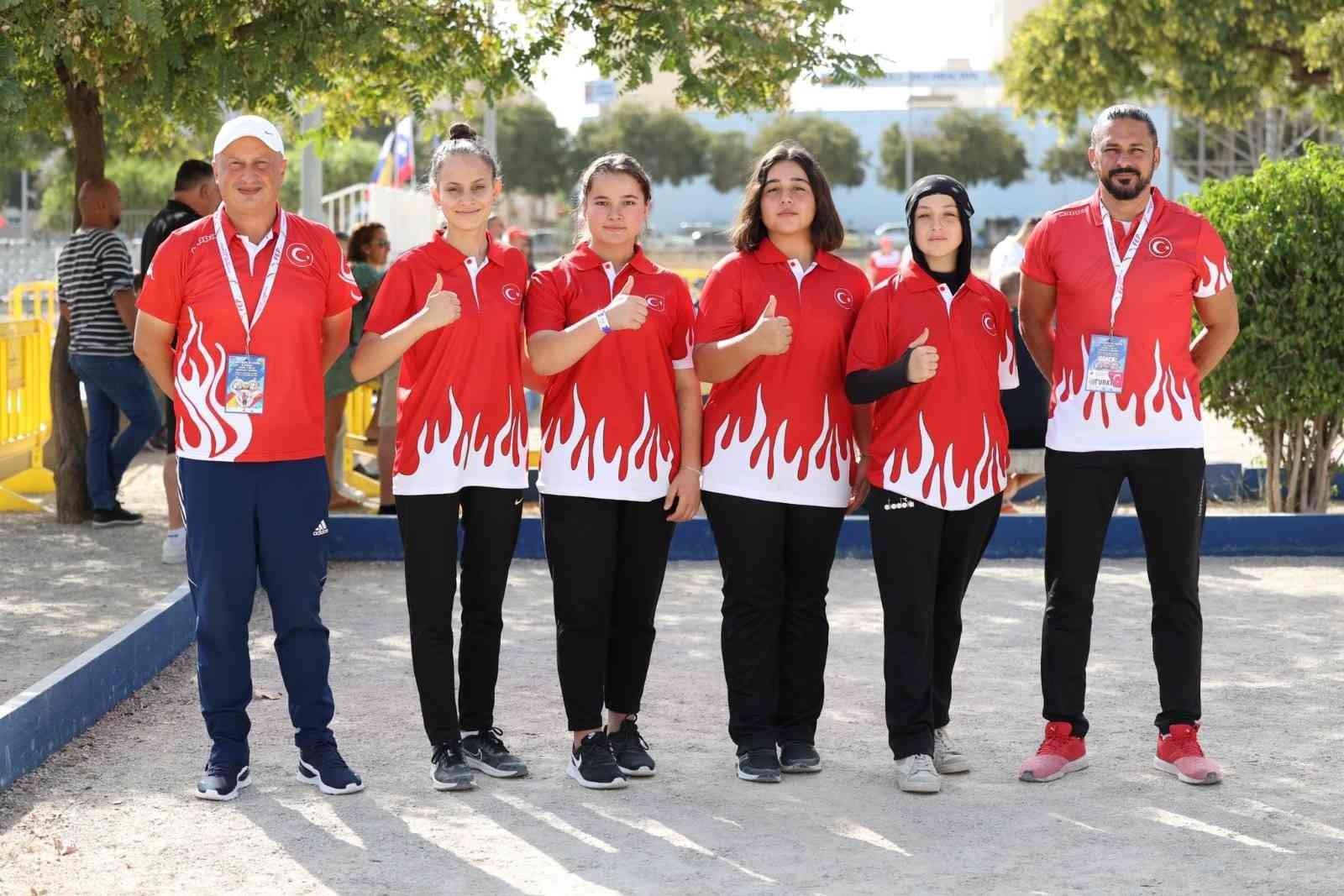 Avrupa şampiyonu genç kızlar çiçeklerle karşılandı