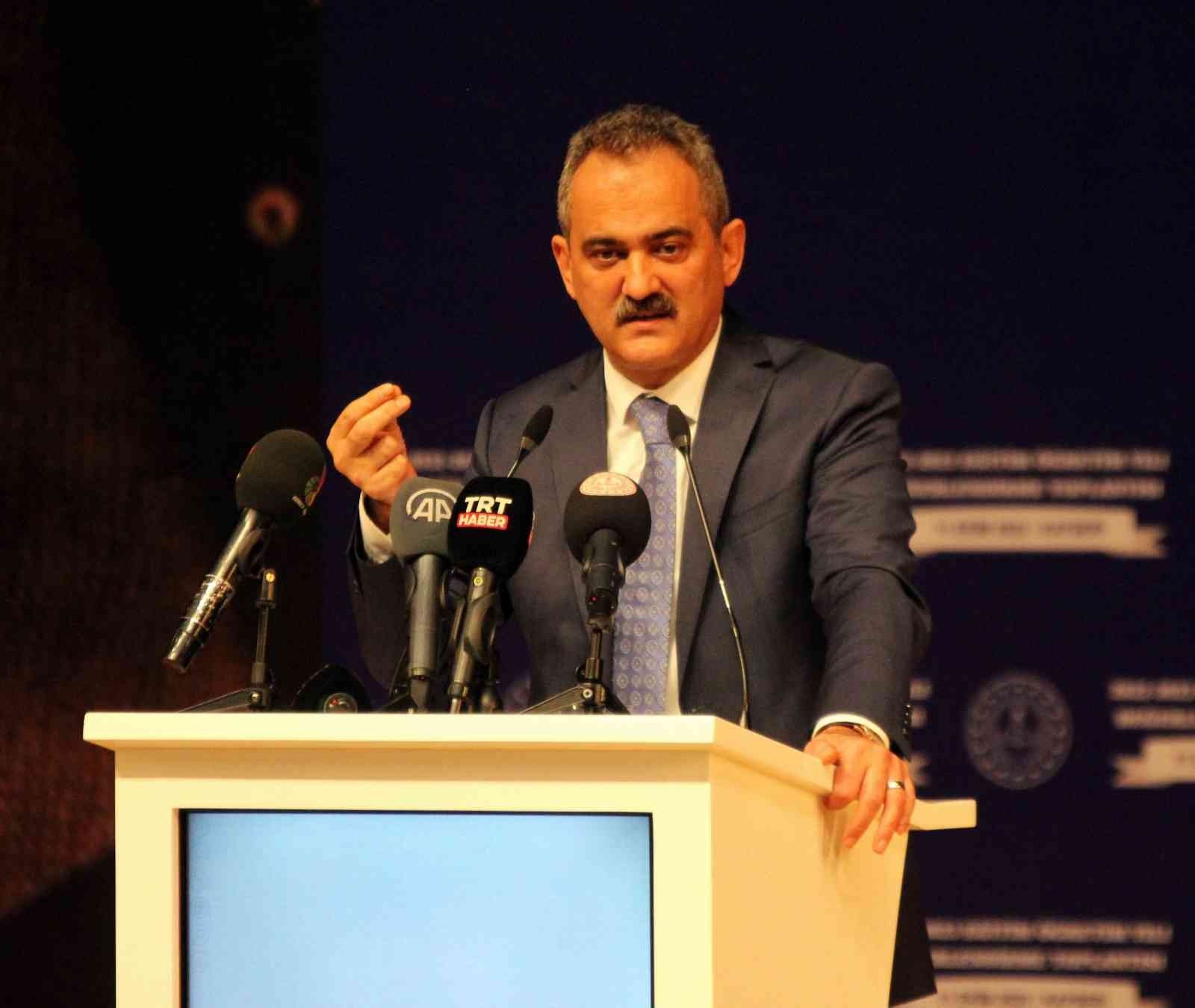 Bakan Özer: "Eğer okulları kapalı tutsaydık en önemli fırsat penceremiz olan gençlerimizi kaybedecektik"