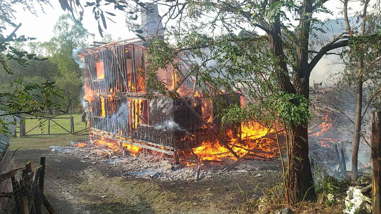 Kastamonu’da iki katlı ahşap ev ve ahır yangında küle döndü