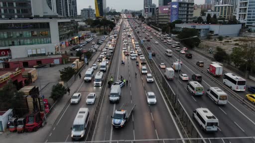 Kartal’da iş çıkışı D-100 karayolunu kilitleyen kaza: Kilometrelerce kuyruk oluştu