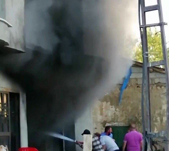 Yüksekova’da 5 katlı binada çıkan yangın korkuttu