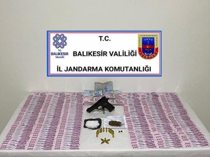 Balıkesir’deki uyuşturucu operasyonunda uyuşturucu madde ve 166 bin lira uyuşturucu parası ele geçirildi