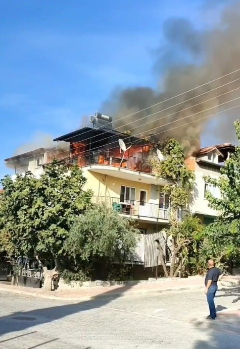 2 katlı evin çatı katı alevlere teslim oldu