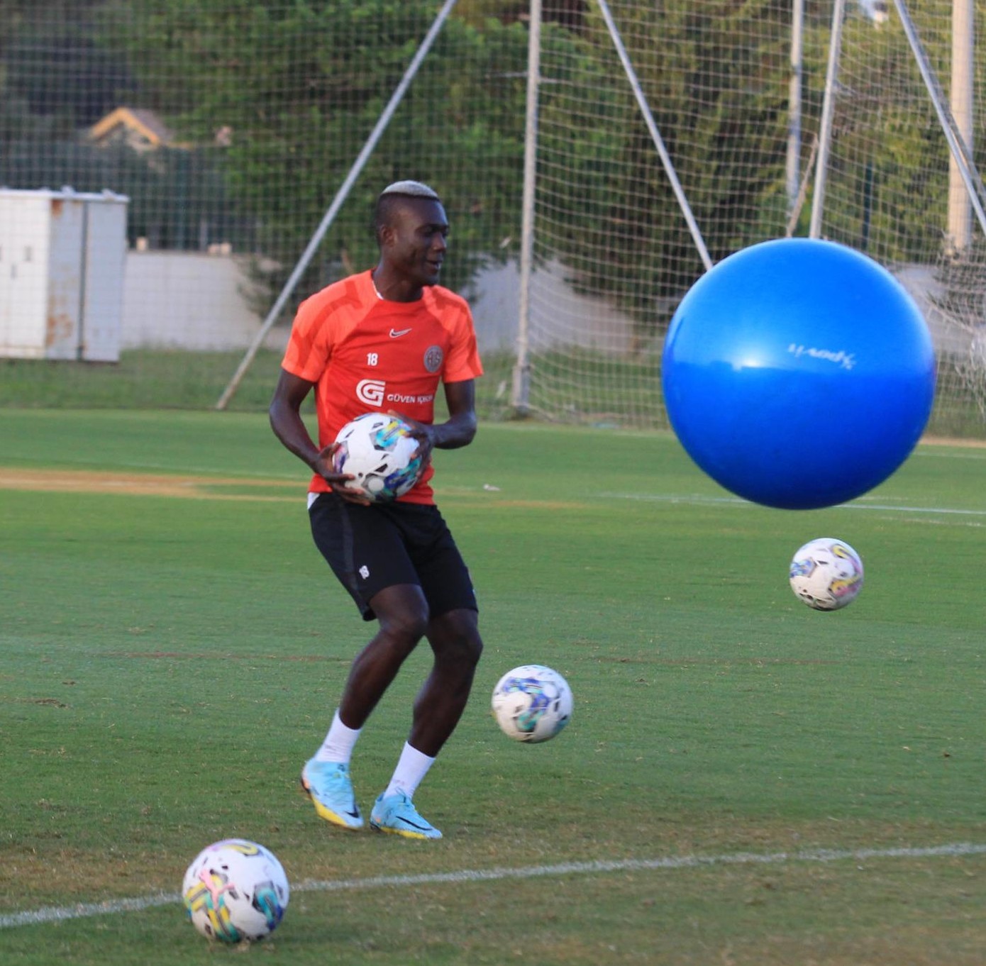 Antalyaspor’da Ndao, 5 ay sahalardan uzak kalacak