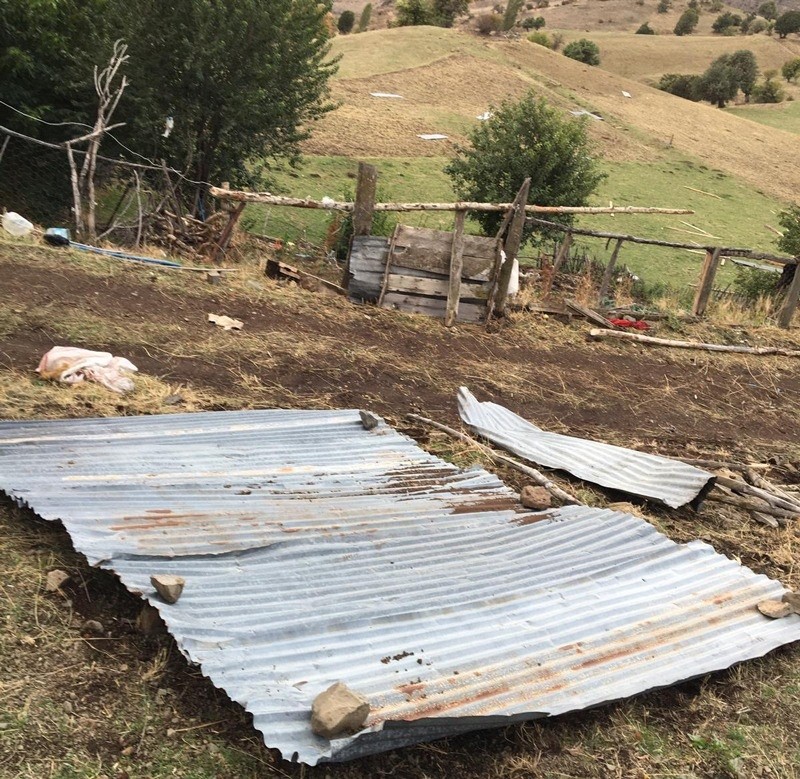 Giresun’un Alucra ilçesinde etkili olan fırtına çatıları uçurdu