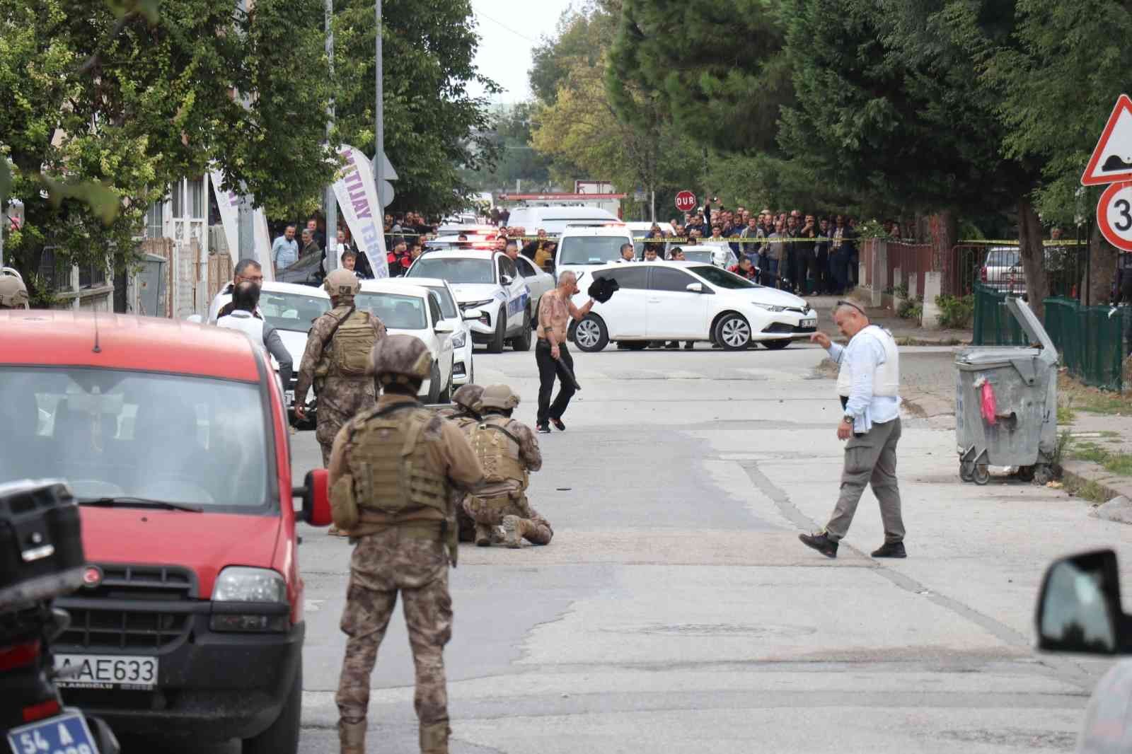 Sakarya’da şehrin göbeğinde pompalı tüfekli dehşet