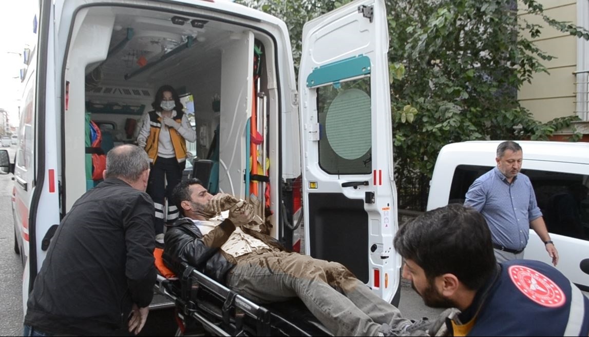 Sokak ortasında 6 yerinden bıçaklandı