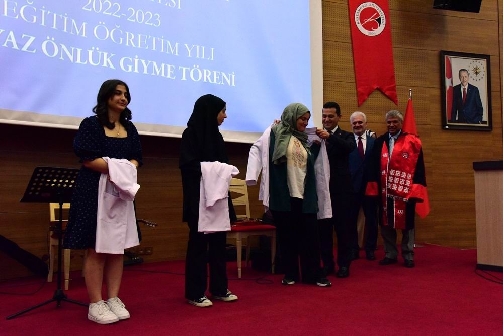 Kastamonu’da Tıp Fakültesi öğrencileri beyaz önlüklerini giydi