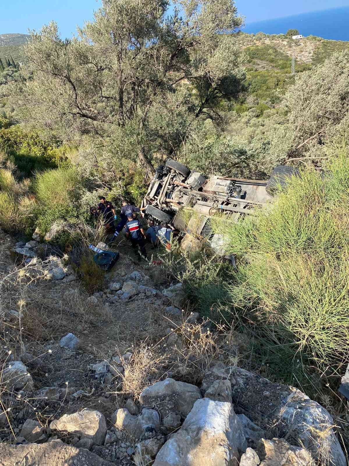 İzmir’de şarampole devrilen kamyonun sürücüsü ağır yaralandı