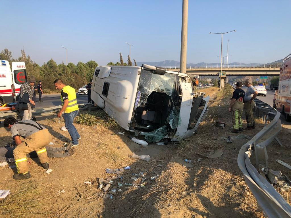 Kanser tedavisi gören hastaları taşıyan midibüs devrildi: 9 yaralı