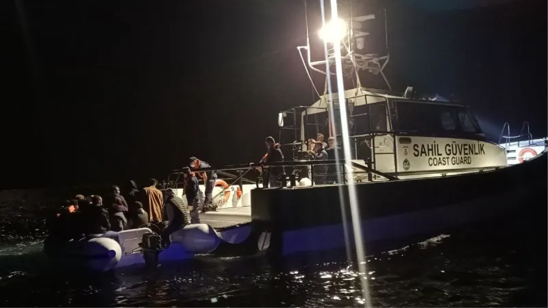 Ayvalık açıklarında 25 düzensiz göçmen kurtarıldı