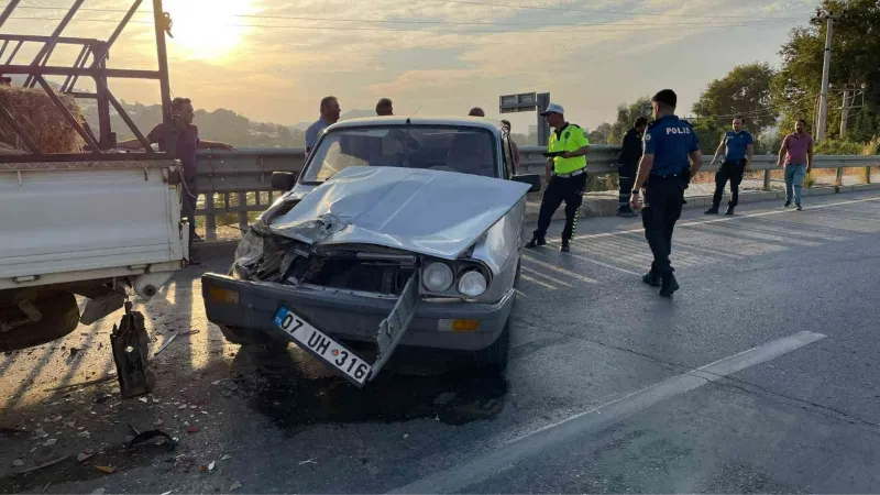 Kasaları almak için duran kamyonete otomobil çarptı: 1 yaralı