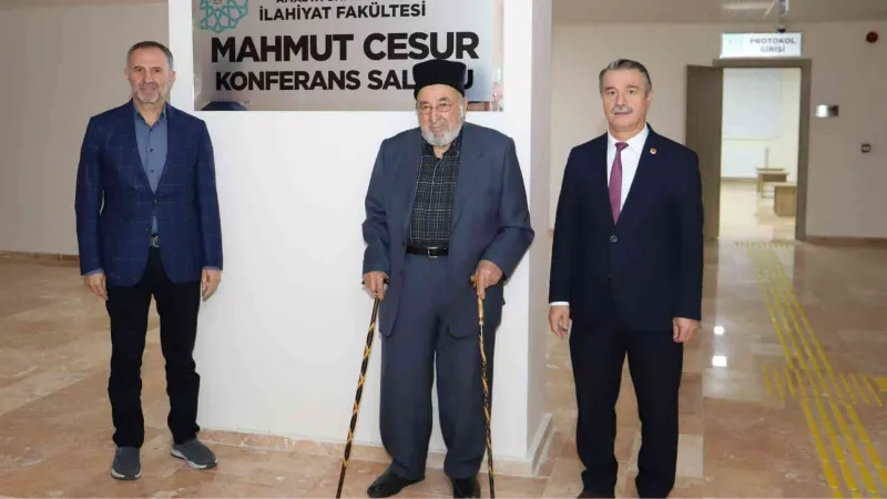 İlahiyat fakültesi konferans salonuna Mahmut Cesur’un adı verildi