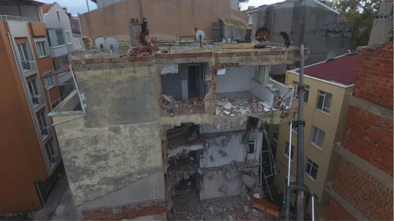 Sinop’ta temelinde kayma meydana gelen binada yıkım işlemleri başladı