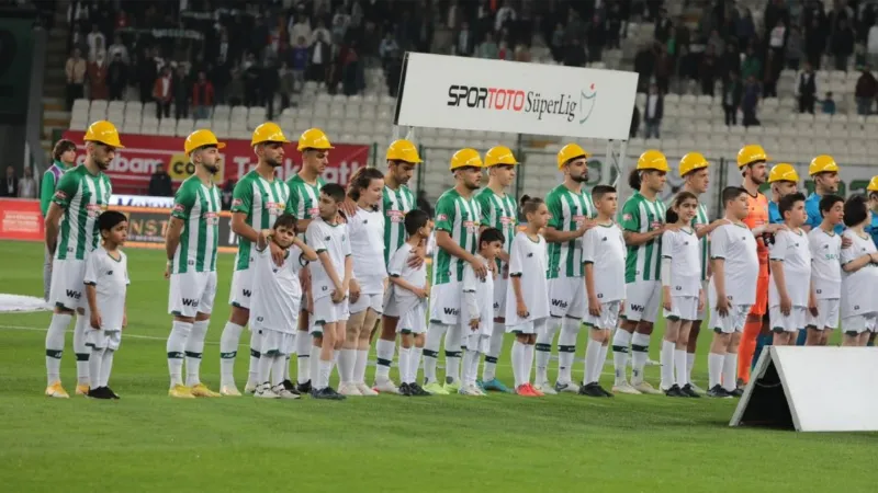 Konyaspor ve Gaziantep FK’lı futbolcular maça baretle çıktı