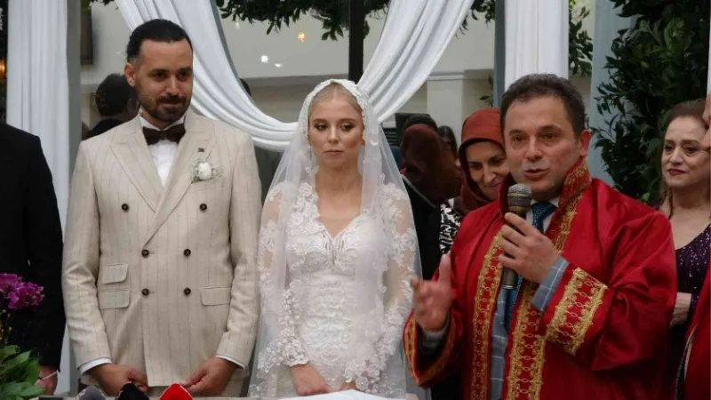 Binlerce nikah kıydı, kızının en mutlu gününde gözyaşlarına hakim olamadı