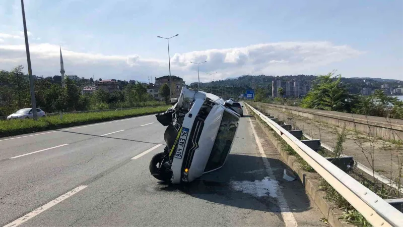 Rize’de park halindeki otomobile çarpıp takla attı: 2 yaralı