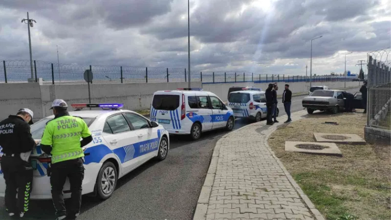 Polis denetiminden kaçarken kaza yapan araçtaki uyuşturucular yola saçıldı