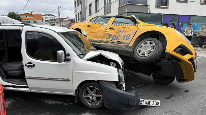 Sultanbeyli’de iki ticari araç çarpıştı: 4 yaralı