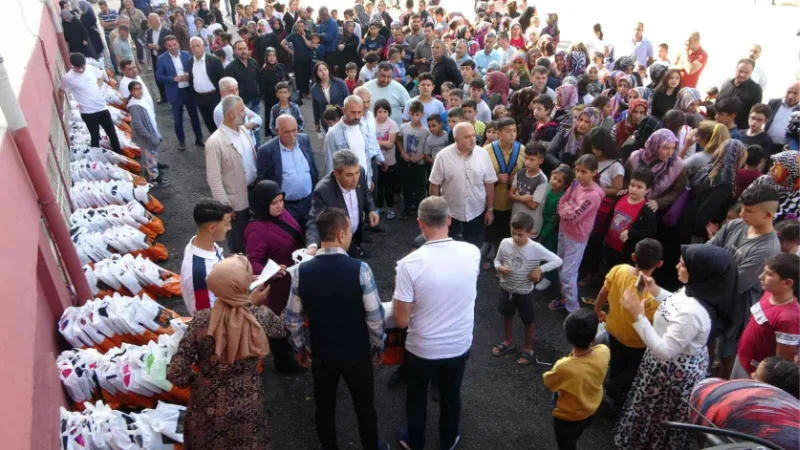 Minik öğrencilere kırtasiye malzemesi
