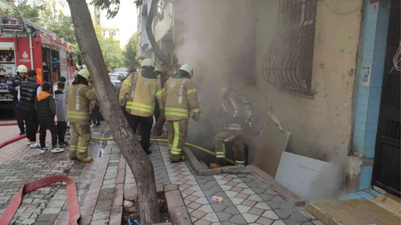 Sultangazi’de 2 katlı binanın bodrum katında korkutan yangın