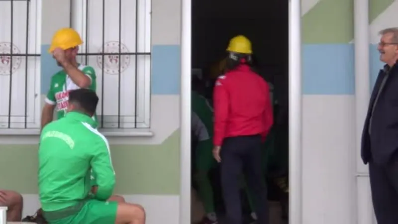 Futbolcular, madenciler için maça baretle çıktı